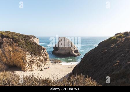 Les vagues se brisent sur des formations rocheuses à Shark fin Cove, en Californie Banque D'Images