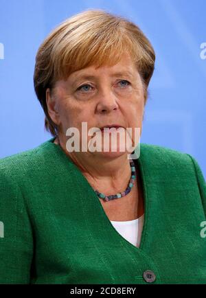 Berlin, Allemagne. 27 août 2020. La chancelière Angela Merkel (CDU) siège au bureau de la chancelière lors d'une conférence de presse après avoir consulté jeudi les premiers ministres des États fédéraux sur la manière de procéder dans le cadre de la pandémie de couronne. Credit: Michele Tantussi/Reuters/Pool/dpa/Alamy Live News Banque D'Images