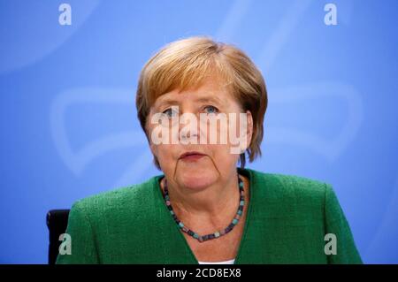 Berlin, Allemagne. 27 août 2020. La chancelière Angela Merkel (CDU) siège au bureau de la chancelière lors d'une conférence de presse après avoir consulté jeudi les premiers ministres des États fédéraux sur la manière de procéder dans le cadre de la pandémie de couronne. Credit: Michele Tantussi/Reuters/Pool/dpa/Alamy Live News Banque D'Images