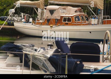 Vue sur une goélette qui surplombe la terrasse de Un yacht amarré à Crinan à la fin de la Le canal de Crinan qui se déforme sur la mer au Loch Crinan Banque D'Images