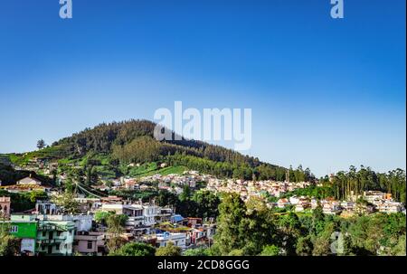 vue sur la ville avec la montagne et le ciel bleu clair depuis le sommet de la colline à l'aube image est prise de dodddabetta pic ooty india. il montre la vue d'oiseau de o Banque D'Images