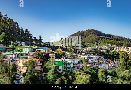 vue sur la ville avec la montagne et le ciel bleu clair depuis le sommet de la colline à l'aube image est prise de dodddabetta pic ooty india. il montre la vue d'oiseau de o Banque D'Images