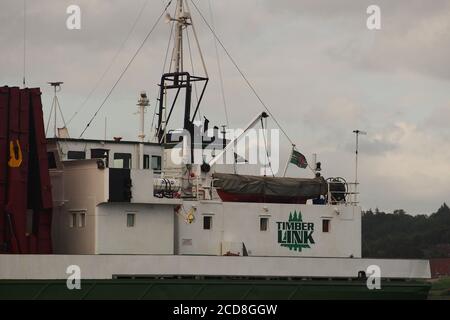 Un grand navire en bois, MV Ayress, amarré à l'embarcadère d'Ardrishaig attendant d'être chargé avec des grumes Banque D'Images