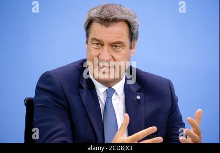 Berlin, Allemagne. 27 août 2020. Le Premier ministre bavarois Markus Söder (CSU) prendra la parole lors d'une conférence de presse commune avec le Chancelier de la Chancellerie. Plus tôt, le Chancelier avait consulté jeudi les premiers ministres des États allemands sur la façon de procéder dans le cas de la pandémie de couronne. Credit: Michele Tantussi/Reuters/Pool/dpa/Alamy Live News Banque D'Images