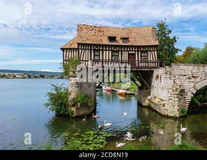 Le vieux moulin sur le pont de Vernon Broken - Vernon, Normandie, France Banque D'Images