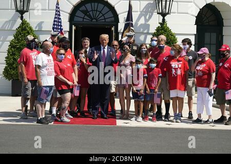 -Washington, District de Columbia - 20200727 le président Donald Trump et le secrétaire américain aux anciens combattants, Robert Wilkie, souhaitent la bienvenue à Terry Sharpe, le Walking Marine à la Maison Blanche. Terry Sharpe a planifié sa marche du 2020 juillet pour sensibiliser le public au taux actuel de suicide des anciens combattants, qui est de 22 par jour. -PHOTO: Président Donald Trump -PHOTO par: Chris Kleponis/CNP/startraksphoto.com -072720 Trump-Marines-Pool 020 c'est une image éditoriale de droits gérés. Veuillez contacter Startraks photo pour obtenir des renseignements sur les droits et les droits de licence à sales@startraksphoto.com ou appelez le +1 212 414 9464 cet imag Banque D'Images