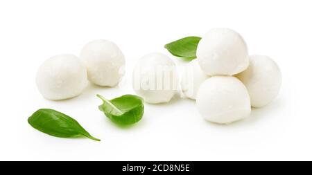 Mini-boules de fromage Mozaarella avec feuilles de basilic fraîches isolées sur fond blanc. Tas de fromage Mozzarella. Banque D'Images