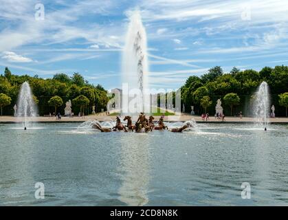 Vue arrière de la fontaine Apollo dans les jardins de Versailles - France Banque D'Images