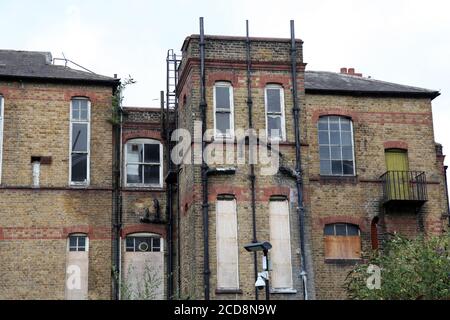 Un bâtiment abandonné situé sur le site de l'hôpital St George, Tooting, Londres, Royaume-Uni, août 2020 Banque D'Images
