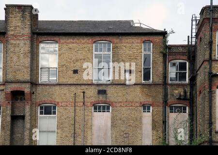 Un bâtiment abandonné situé sur le site de l'hôpital St George, Tooting, Londres, Royaume-Uni, août 2020 Banque D'Images