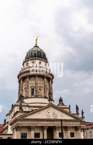 Berlin, Allemagne - 29 juillet 2019 : vue sur la place Gendarmenmarkt à Berlin Mitte un jour pluvieux d'été. Église française Banque D'Images
