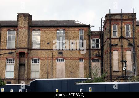 Un bâtiment abandonné situé sur le site de l'hôpital St George, Tooting, Londres, Royaume-Uni, août 2020 Banque D'Images