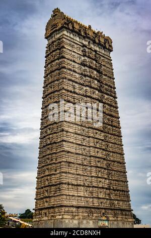 l'entrée en rajagopuram du temple de murdeswar avec une image de ciel plate est prise tôt le matin au karnataka inde de murdeswar. c'est l'un des plus hauts gopuram ou Banque D'Images