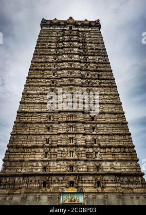 l'entrée en rajagopuram du temple de murdeswar avec une image de ciel plate est prise tôt le matin au karnataka inde de murdeswar. c'est l'un des plus hauts gopuram ou Banque D'Images