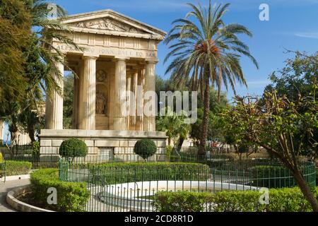 Le Monument au Sir Alexander ball dans les jardins du Barrakka inférieur à la Valette, Malte Banque D'Images