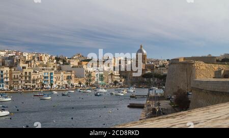 Panorama du front de mer et du port de plaisance de Kalkara sur le Grand Port de la Valette, Malte Banque D'Images