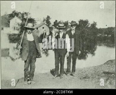 . Tige et pistolet . COMME vendredi après-midi, le ^nd juillet, qu'une petite partie de trois hommes-pêcheurs, composée de Dr. Leavitt, jar.iesMcCaw et William Kennedy, metat l'hôtel Bancroft, à Bancroft, en Ontario, et unanimement a accepté que la truite wouldbe pour le petit déjeuner le lendemain matin. Les arrangements pour le triplement ont été conclus rapidement et quelques heures de repos ont été obtenues avant le début.dès la moitié-passé deux dans le morn-ing, la fête était à pied, et shortlyont mis en route pour un beau petit cinq minutes efifort, un beau pourrissement gris d'environ quatre livres par la suite Banque D'Images