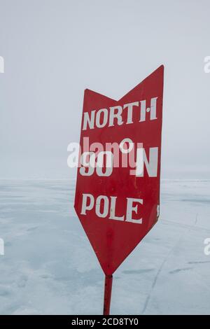 Russie, Haut Arctique, pôle Nord géographique, 90 degrés nord. Panneau du pôle Nord. Banque D'Images