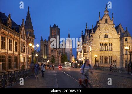 La Belgique, la Flandre orientale, Gand, l'église Saint-Nicolas et le beffroi de Gand la nuit Banque D'Images