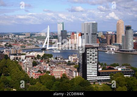 Pays-Bas, Hollande du Sud, Rotterdam, vue de l'Euromast Park Het Park, New Meuse et Southbank (l'hôtel New York a ouvert ses portes en 1993 dans l'ancien bâtiment de la Holland America Line, le bâtiment de Rotterdam (2014) par l'architecte Rem Koolhaas, le bâtiment écologique Maastoren le pont Erasmus ...) Banque D'Images