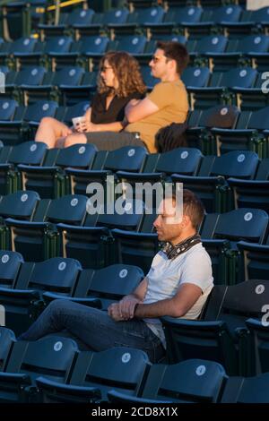 Les visiteurs sont soigneusement espacés pendant que l'on regarde le film « Space Jam » au parc Ogren à Missoula, Montana, le jeudi 23 juillet 2020. Banque D'Images