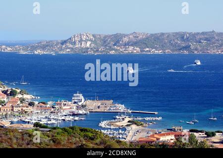 Le port de Palau, la Sardaigne avec le ferry-boat pour l'île de la Maddalena Banque D'Images