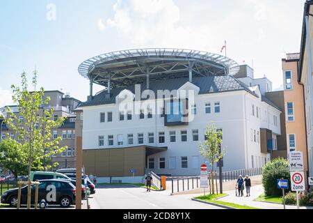 Bâtiment de l'hôpital avec plate-forme d'atterrissage d'urgence par hélicoptère sur le toit Banque D'Images