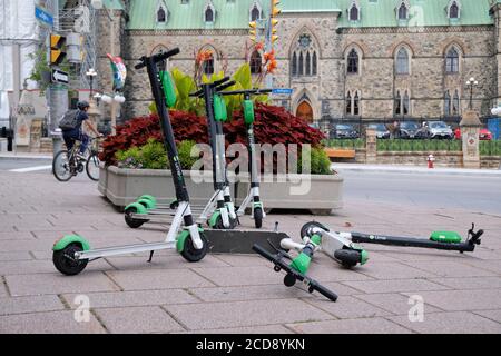 Ottawa, Canada. Août 25 2020. Le scooter électrique Lime S est stationné sur un trottoir dans le centre-ville, et deux sont tombés Banque D'Images