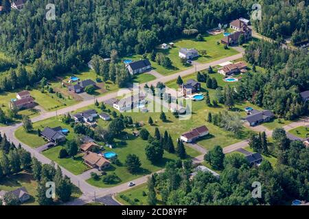 Canada, province de Québec, région de la Mauricie, vue aérienne, maisons de banlieue avec piscine Banque D'Images
