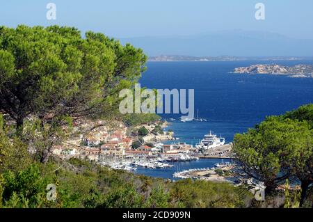 Le port de Palau, la Sardaigne avec le ferry-boat pour l'île de la Maddalena Banque D'Images
