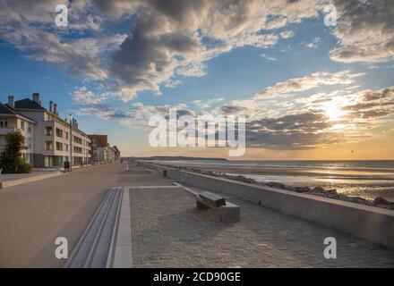 France, pas de Calais, Wissant, digue promenade à marée basse Banque D'Images