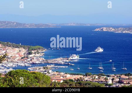 Le port de Palau, la Sardaigne avec le ferry-boat pour l'île de la Maddalena Banque D'Images