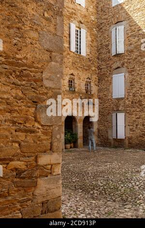France, Aveyron, Camjac, Château de Bosc, vue sur une cour du château Banque D'Images