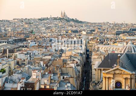 France, Paris, les toits de Paris en zinc et le Sacré-cœur Banque D'Images