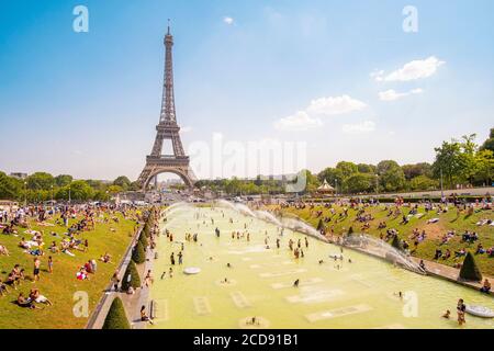 France, Paris, région classée au patrimoine mondial de l'UNESCO, les jardins du Trocadéro en face de la Tour Eiffel, pendant les journées chaudes, baignade Banque D'Images