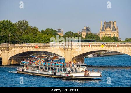 France, Paris, région classée au patrimoine mondial de l'UNESCO, le pont du carrousel et un bateau à mouche en face du Louvre Banque D'Images