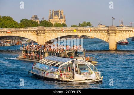 France, Paris, région classée au patrimoine mondial de l'UNESCO, le pont du carrousel et un bateau à mouche en face du Louvre Banque D'Images