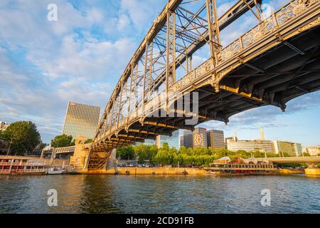 France, Paris, les rives de la Seine, quai de la Rapée, viaduc d'Austerlitz Banque D'Images