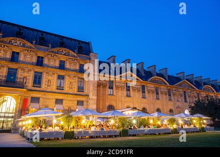 France, Paris, jardin des Tuileries, terrasse du musée des Arts Décoratifs Restaurant : Loulou Banque D'Images