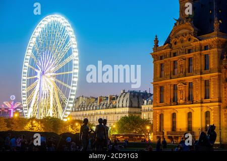 France, Paris, le jardin des Tuileries, le musée des Arts Décoratifs ont situé le pavillon de Marsan du Palais du Louvre et de la Grande roue Banque D'Images