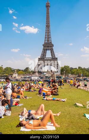 France, Paris, zone classée Patrimoine mondial de l'UNESCO, les jardins du Trocadéro en face de la Tour Eiffel, pendant les jours du canicule Banque D'Images