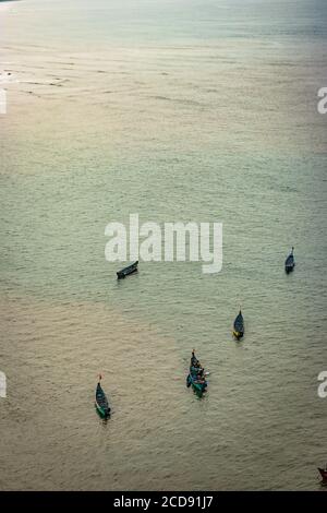 bateaux de pêche isolés beaucoup dans des prises de vue aériennes en haute mer l'image est prise à murdeshwar karnataka inde tôt le matin. c'est très saint aussi bien que la visite Banque D'Images