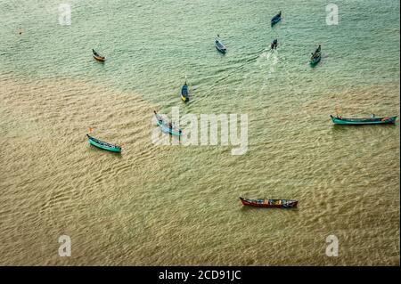 bateaux de pêche isolés beaucoup dans des prises de vue aériennes en haute mer l'image est prise à murdeshwar karnataka inde tôt le matin. c'est très saint aussi bien que la visite Banque D'Images