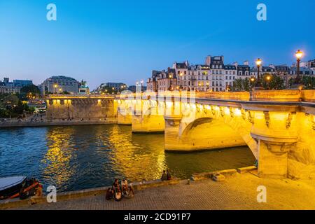 France, Paris, région classée au patrimoine mondial de l'UNESCO, le Pont neuf et l'Ile de la Cité du Quai de Conti Banque D'Images