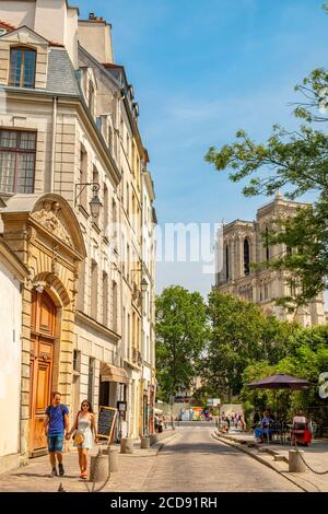 France, Paris, quartier Saint Michel, rue Saint Julien le Pauvre et cathédrale notre Dame Banque D'Images