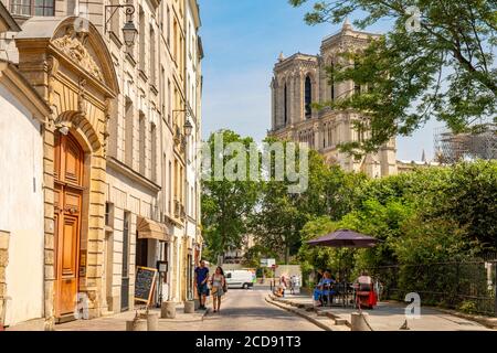 France, Paris, quartier Saint Michel, rue Saint Julien le Pauvre et cathédrale notre Dame Banque D'Images