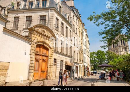 France, Paris, quartier Saint Michel, rue Saint Julien le Pauvre et cathédrale notre Dame Banque D'Images