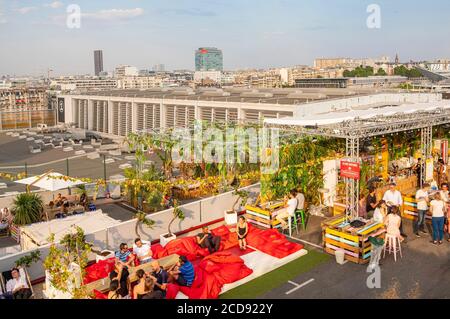 France, Paris, toit végétal de 3,500M2, le jardin suspendu installé sur le toit d'un parking pendant l'été Banque D'Images