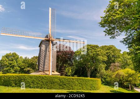 France, Nord (59), Cassel, favori des villages français en 2018, le mont Cassel domine le village avec son ancien moulin en bois et son agréable jardin public Banque D'Images