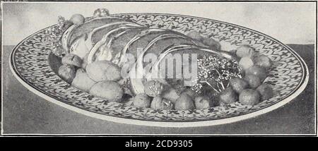 . La Boston Cooking School magazine de la science culinaire et de l'économie domestique . et utilisé pour décorer le plat. Servez la sauce aux pommes ou la salade de pommes et de cresson dans un plat à part. Bosse braisée de BeefHave les os retirés du thecut de boeuf connu sous le nom de dos de therbump. Rouler la viande dans le sens de la longueur, et l'attacher solidement dans plusieurs endroits. Avoir chaud dans une casserole graisse de porc sel bacon. Dans ce sauté et tourner la viande therolée, pour la faire revenir de tous les côtés.dans une grande casserole de terre (ou tout autre plat qui peut être couvert étroitement), étaler une couche de légumes, couper fine (utiliser un ou deux oignons, une carotte, moitié, si grand, tau Banque D'Images